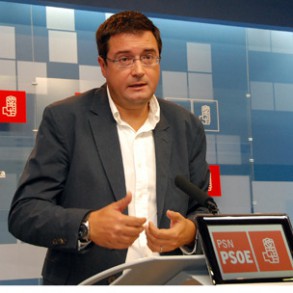Óscar López: "El PP con una mano deteriora la Sanidad Pública y con la otra m Óscar López: "El PP con una mano deteriora la Sanidad Pública y con la otra mano la privatiza para hacer negocio"