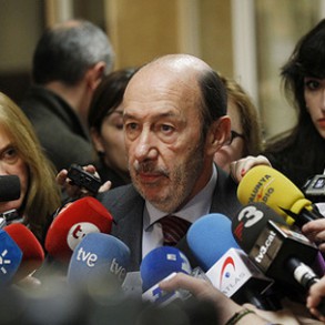 Rubalcaba exige a Rajoy una explicación pública y convincente sobre la cue Rubalcaba exige a Rajoy una explicación pública y convincente sobre la cuenta suiza de Bárcenas