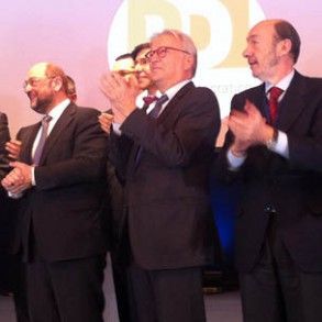 Rubalcaba: "¿Cómo es posible que exista una Europa que ha sido capaz de presta Rubalcaba: "¿Cómo es posible que exista una Europa que ha sido capaz de prestar 40.000 millones a los bancos y solo pone 6.000 millones para el empleo juvenil?"