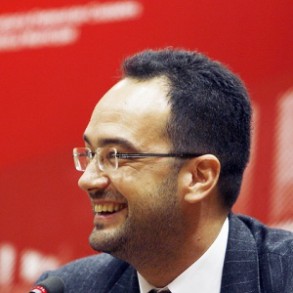 El PSOE denuncia que el PP arremete contra Rubalcaba para no explicar el origen El PSOE denuncia que el PP arremete contra Rubalcaba para no explicar el origen de las cuentas en Suiza de su tesorero y la supuesta contabilidad B del Partido
