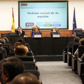Elena Valenciano: "Arreglemos los fallos del sistema, pero no lo dinamitemos. No Elena Valenciano: "Arreglemos los fallos del sistema, pero no lo dinamitemos. No hay ningún espacio que represente mejor el interés general que la política democrática, nada mejor que el Parlamento"