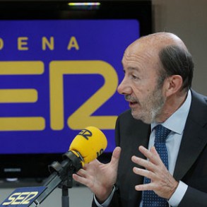 Rubalcaba asegura que Rajoy no tiene salida y que ligó su suerte a la de Bárce Rubalcaba asegura que Rajoy no tiene salida y que ligó su suerte a la de Bárcenas el día que lo negó todo