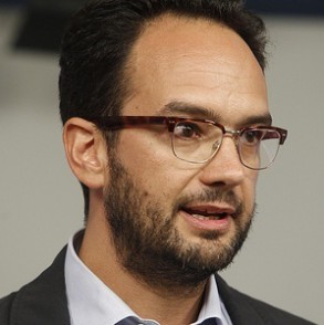 Antonio Hernando: "No podemos tener un presidente a tiempo parcial que por la ma Antonio Hernando: "No podemos tener un presidente a tiempo parcial que por la mañana se defienda de Bárcenas y por las tarde gobierne el país"