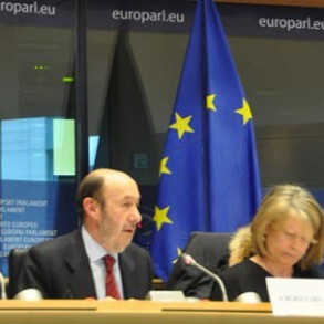 Rubalcaba pide un cambio a Europa hacia una "austeridad inteligente" que permita Rubalcaba pide un cambio a Europa hacia una "austeridad inteligente" que permita combinar austeridad y crecimiento