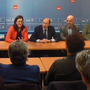 Pérez Rubalcaba y Soraya Rodríguez se reúnen con afectados por las preferente Pérez Rubalcaba y Soraya Rodríguez se reúnen con afectados por las preferentes
