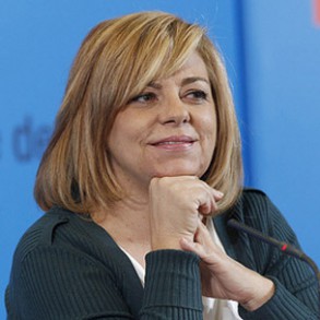 Elena Valenciano dice que hay que "poner al día la política como instrumento d Elena Valenciano dice que hay que "poner al día la política como instrumento de servicio a la gente"