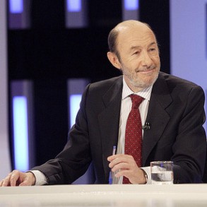 Alfredo Pérez Rubalcaba: Pretendemos que la gente que tiene riqueza en Españ Alfredo Pérez Rubalcaba: Pretendemos que la gente que tiene riqueza en España pague más, y que la gente que tiene salarios no se vea como los paganos de un sistema fiscal que hace aguas por todos los sitios