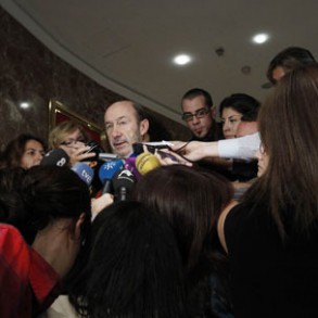 Rubalcaba: "Rajoy habla de paciencia y yo le pido urgencia para cambiar la polí Rubalcaba: "Rajoy habla de paciencia y yo le pido urgencia para cambiar la política económica"