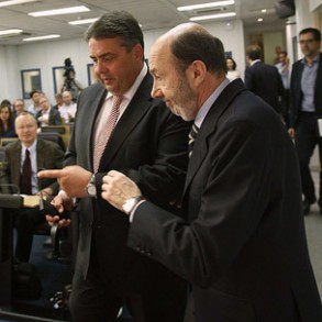 Rubalcaba y Gabriel reiteran la "enorme preocupación" por el paro juvenil Rubalcaba y Gabriel reiteran la "enorme preocupación" por el paro juvenil