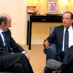 Hollande considera muy positivo del acuerdo alcanzado entre el PSOE y el Gobiern Hollande considera muy positivo del acuerdo alcanzado entre el PSOE y el Gobierno español para reclamar medidas de crecimiento a Europa