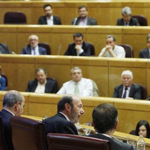 Rubalcaba anuncia que el PSOE introducirá en su propuesta de reforma constituci Rubalcaba anuncia que el PSOE introducirá en su propuesta de reforma constitucional los principios básicos que garanticen la financiación de los Ayuntamientos