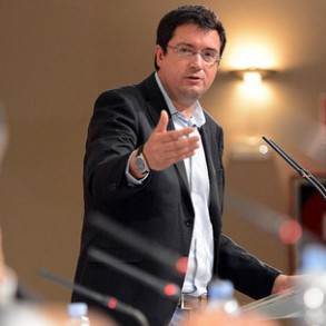 Óscar López, al FMI: "Ya está bien de que los postulados neoliberales de la d Óscar López, al FMI: "Ya está bien de que los postulados neoliberales de la derecha apuesten por un modelo de recorte sobre recorte que no trae más que nuevos recortes, más sufrimiento y no recuperación económica"