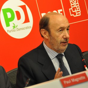 Rubalcaba pide un Consejo Europeo "distinto" en el que "se avance claramente" en Rubalcaba pide un Consejo Europeo "distinto" en el que "se avance claramente" en la lucha contra el desempleo juvenil