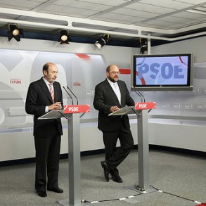 Rubalcaba y Schulz coinciden en el objetivo de conseguir en Europa 21.000 millon Rubalcaba y Schulz coinciden en el objetivo de conseguir en Europa 21.000 millones de euros en 7 años para empleo juvenil y de afianzar el giro en la política económica de la UE