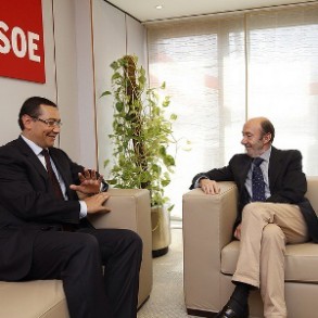 Rubalcaba y el Primer Ministro de Rumanía defienden las medidas socialdemócrat Rubalcaba y el Primer Ministro de Rumanía defienden las medidas socialdemócratas para sacar a Europa de la crisis