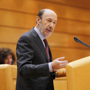Rubalcaba pide a Rajoy "que se marche en un acto de generosidad con el país, po Rubalcaba pide a Rajoy "que se marche en un acto de generosidad con el país, porque está haciendo daño a España"