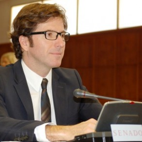 El PSOE exige a los gobiernos de España y Reino Unido "que entablen ya un diál El PSOE exige a los gobiernos de España y Reino Unido "que entablen ya un diálogo directo" y "dejen de hablar a través de los medios y de interlocutores interpuestos"
