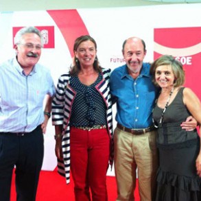 Rubalcaba denuncia la dramática vuelta al cole que aguarda a universitarios y b Rubalcaba denuncia la dramática vuelta al cole que aguarda a universitarios y becarios a resultas de la "terrible política de Wert, que no da pie con bola o, mejor, en este caso lo que hace es dar pie y bola"