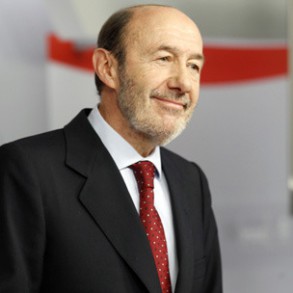 Rubalcaba se compromete a que el PSOE derogará la reforma laboral, la ley Wert, Rubalcaba se compromete a que el PSOE derogará la reforma laboral, la ley Wert, la privatización sanitaria y el recorte de pensiones en la próxima legislatura