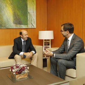 Rubalcaba se reúne con el nuevo embajador de EE.UU., James Costos Rubalcaba se reúne con el nuevo embajador de EE.UU., James Costos