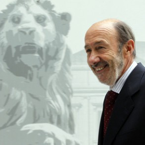 Rubalcaba advierte a Rajoy de que la Ley Wert y la reforma de las pensiones "viv Rubalcaba advierte a Rajoy de que la Ley Wert y la reforma de las pensiones "vivirán lo que dure su mayoría absoluta, como mucho 2 años"