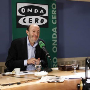 Rubalcaba: "Lo que proponemos los socialistas es poner al día nuestra Constituc Rubalcaba: "Lo que proponemos los socialistas es poner al día nuestra Constitución para seguir viviendo juntos"