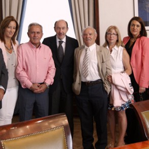 Rubalcaba y Soraya Rodríguez se reúnen con inmigrantes retornados a los que Ha Rubalcaba y Soraya Rodríguez se reúnen con inmigrantes retornados a los que Hacienda ha multado por no haber declarado las pensiones recibidas en el extranjero