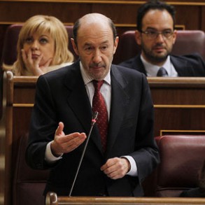 Rubalcaba recuerda a Rajoy su foto ante la cola del INEM hace dos años y asegur Rubalcaba recuerda a Rajoy su foto ante la cola del INEM hace dos años y asegura que "el próximo gobierno socialista derogará la reforma laboral"
