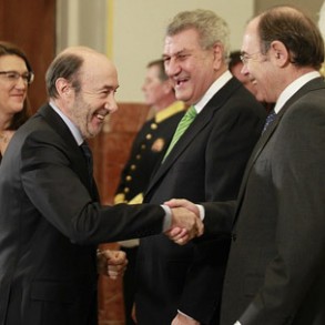 Rubalcaba apuesta por "sentarse a hablar" de la reforma de la Constitución y " Rubalcaba apuesta por "sentarse a hablar" de la reforma de la Constitución y "buscar el consenso" porque España "necesita" un "nuevo proyecto político común y compartido"