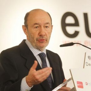 Rubalcaba denuncia que en Cajamadrid "se ha rescatado con dinero público una ca Rubalcaba denuncia que en Cajamadrid "se ha rescatado con dinero público una caja llena de basuras de políticos del Partido Popular"