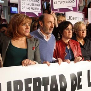 Elena Valenciano: "Vamos a parar esto, porque nos están quitando la libertad" Elena Valenciano: "Vamos a parar esto, porque nos están quitando la libertad"