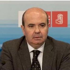 Zarrías subraya que la entrada hoy en vigor de la ley local supone "un día tri Zarrías subraya que la entrada hoy en vigor de la ley local supone "un día triste" para los ayuntamientos, que reciben "un golpe brutal, sin precedentes en la historia democrática"