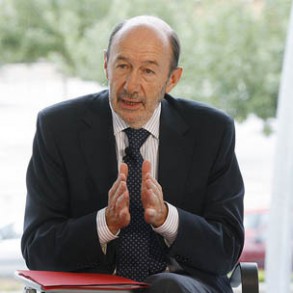Rubalcaba pedirá a los gobiernos socialistas de Andalucía y Asturias que no ap Rubalcaba pedirá a los gobiernos socialistas de Andalucía y Asturias que no apliquen esta medida "torpe e inhumana"