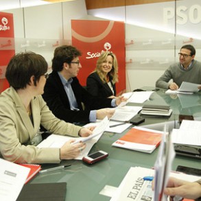 El PSOE denuncia que el Gobierno "se cebe y quite derechos" a los españoles que El PSOE denuncia que el Gobierno "se cebe y quite derechos" a los españoles que emigran en busca de trabajo o formación