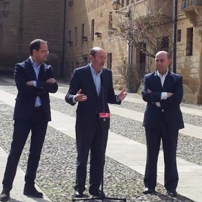 Rubalcaba dice que el recurso de inconstitucionalidad de la Ley de reforma local Rubalcaba dice que el recurso de inconstitucionalidad de la Ley de reforma local será "insólito" al ser respaldado por miles de ayuntamientos y millones de ciudadanos