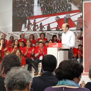 Rubalcaba llama a la socialdemocracia a ganar las elecciones para "rehacer" Euro Rubalcaba llama a la socialdemocracia a ganar las elecciones para "rehacer" Europa