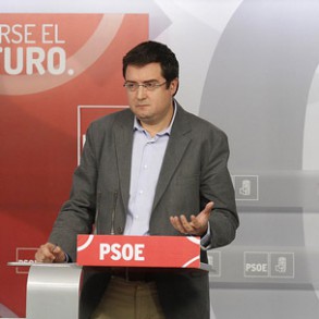 Óscar López asegura que el PP celebra en Toledo "su particular cumbre de los h Óscar López asegura que el PP celebra en Toledo "su particular cumbre de los hombres de negro: los de la política del recorte de Bruselas y los de las cajas B repartidas por toda España"