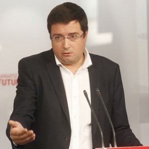 Óscar López: "Cañete va de despacho en despacho y de plató en plató sin atr Óscar López: "Cañete va de despacho en despacho y de plató en plató sin atreverse a pisar la calle, ni a dar la cara ante los ciudadanos"