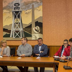 Elena Valenciano se compromete a defender en Europa el futuro del carbón nacion Elena Valenciano se compromete a defender en Europa el futuro del carbón nacional, porque "las comarcas mineras están en riesgo por las políticas de la derecha europea y española"