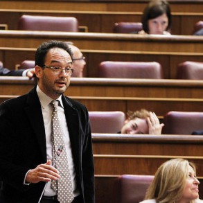 El PSOE propone a Montoro como medidas de lucha contra el fraude fiscal, que pro El PSOE propone a Montoro como medidas de lucha contra el fraude fiscal, que prohíba a los tesoreros y senadores del PP tener cuentas en Suiza, y que los populares no usen la Caja B en esta campaña