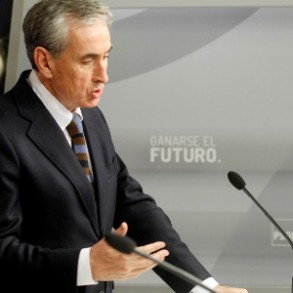 Jáuregui: La apuesta de Rajoy por devaluar socialmente el país para hacerlo Jáuregui: La apuesta de Rajoy por devaluar socialmente el país para hacerlo más competitivo ha tenido unos enormes costes