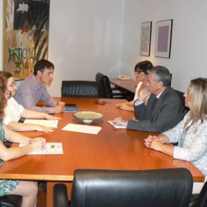 El PSOE expone a FEAPS sus propuestas para garantizar la igualdad de oportunidad El PSOE expone a FEAPS sus propuestas para garantizar la igualdad de oportunidades de las personas con discapacidad