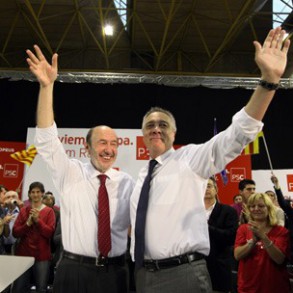 Rubalcaba llama a votar "no" al "plebiscito" para las políticas del PP y de la Rubalcaba llama a votar "no" al "plebiscito" para las políticas del PP y de la reforma laboral en que Rajoy quiere convertir el 25-M
