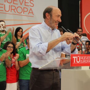 Rubalcaba: "Tenemos que ganar y votar en A para que no ganen los que pagan sobre Rubalcaba: "Tenemos que ganar y votar en A para que no ganen los que pagan sobresueldos en B"
