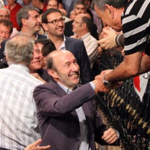 Rubalcaba dice que el día 25 el PP tendrá más sobres, y el PSOE más papeleta Rubalcaba dice que el día 25 el PP tendrá más sobres, y el PSOE más papeletas