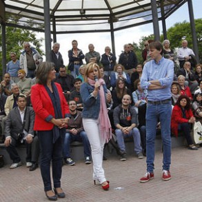 Elena Valenciano:"El 25-M hay que parar a la derecha para devolverle a la gente Elena Valenciano:"El 25-M hay que parar a la derecha para devolverle a la gente todo lo que les están quitando"