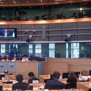 Elena Valenciano aboga en Bruselas por "cambiar la política europea en favor de Elena Valenciano aboga en Bruselas por "cambiar la política europea en favor del crecimiento, del empleo y del sur de Europa"