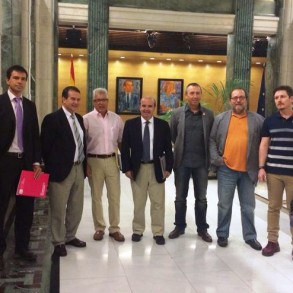 El Grupo Socialista denuncia que la reforma local está haciendo un "daño atroz El Grupo Socialista denuncia que la reforma local está haciendo un "daño atroz" a los ayuntamientos