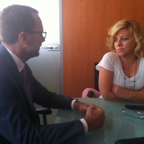 Elena Valenciano se reúne con el embajador de Estados Unidos, James Costos Elena Valenciano se reúne con el embajador de Estados Unidos, James Costos