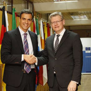 Sánchez traslada al Comisario Europeo de Empleo que el próximo gobierno social Sánchez traslada al Comisario Europeo de Empleo que el próximo gobierno socialista derogará la reforma laboral y restablecerá los derechos de los trabajadores en España
